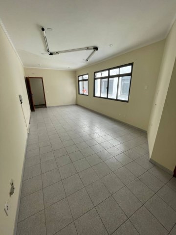 Sala Comercial localizada no Bairro Santa Paula, em S�o Caetano Do Sul.