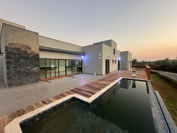 Casa com 3 su�tes localizado no Bairro Curitibianos, em Bragan�a Paulista.