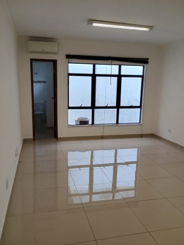 Sala comercial localizada no Bairro Centro, em S�o Caetano Do Sul.