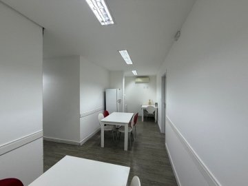 Sala comercial localizada no Bairro Santa Paula, em S�o Caetano Do Sul.