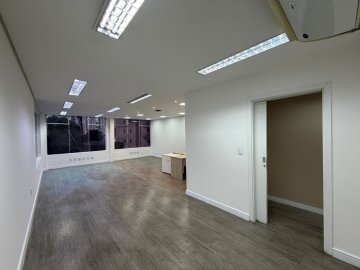 Sala comercial localizada no Bairro Santa Paula, em S�o Caetano Do Sul.