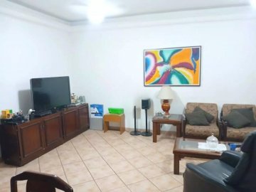 Casa Assobradada localizado no Bairro Cer�mica, em S�o Caetano Do Sul.