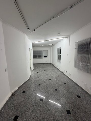 Sala comercial localizada no Bairro Vila Guiomar, em Santo Andr�.