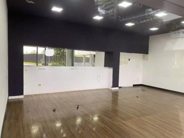 Sal�o Comercial localizada no Bairro Cer�mica, em S�o Caetano Do Sul.