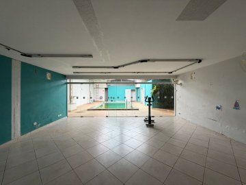 Casa Comercial localizado no Bairro Osvaldo Cruz, em S�o Caetano Do Sul.