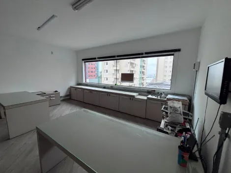 Sala comercial localizada no Bairro Santo Ant�nio, em S�o Caetano Do Sul.