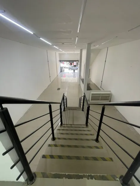 Galp�o Comercial com copa, dois banheiros, energia trif�sica e 3 de p� direito.