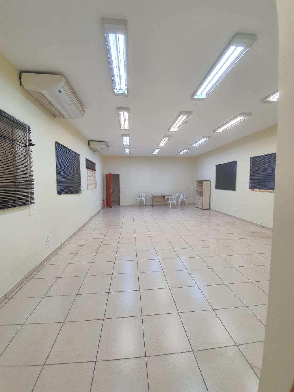Alugar Comercial / Sal&atilde;o em Ribeir&atilde;o Preto R$ 4.000,00 - Foto 4