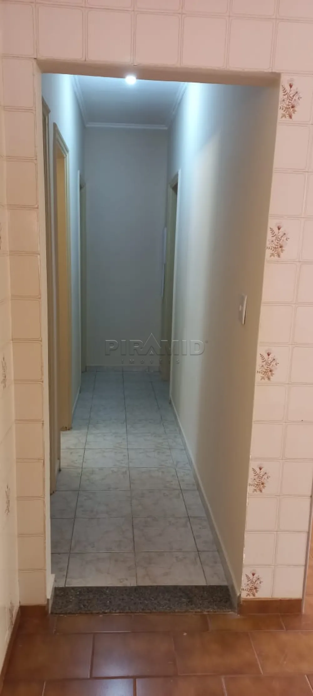 Alugar Casa / Padr&atilde;o em Ribeir&atilde;o Preto R$ 1.300,00 - Foto 4