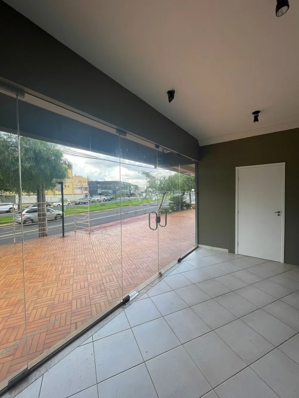 Alugar Comercial / Sal&atilde;o em Ribeir&atilde;o Preto R$ 2.800,00 - Foto 2