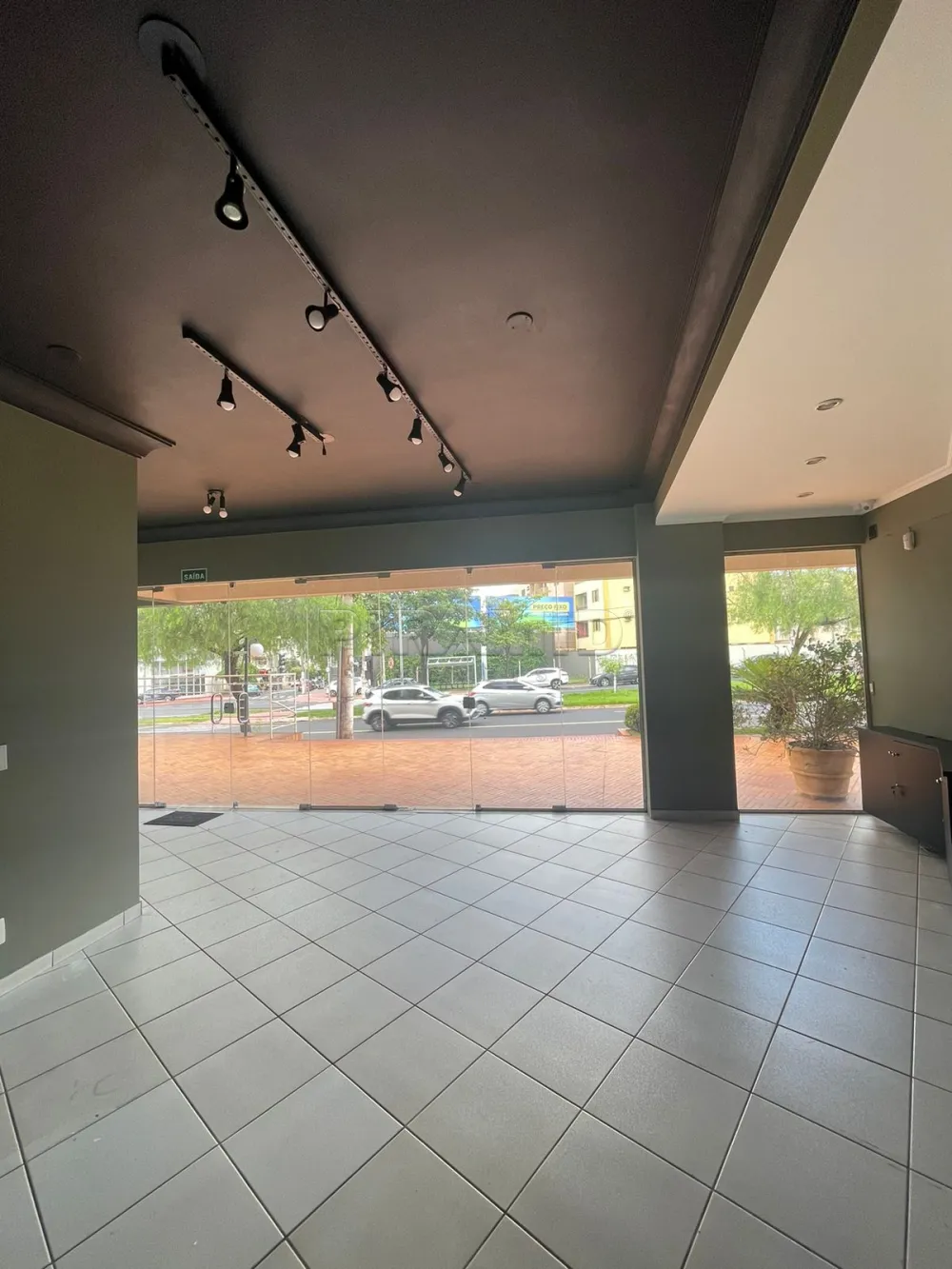 Alugar Comercial / Sal&atilde;o em Ribeir&atilde;o Preto R$ 2.800,00 - Foto 12