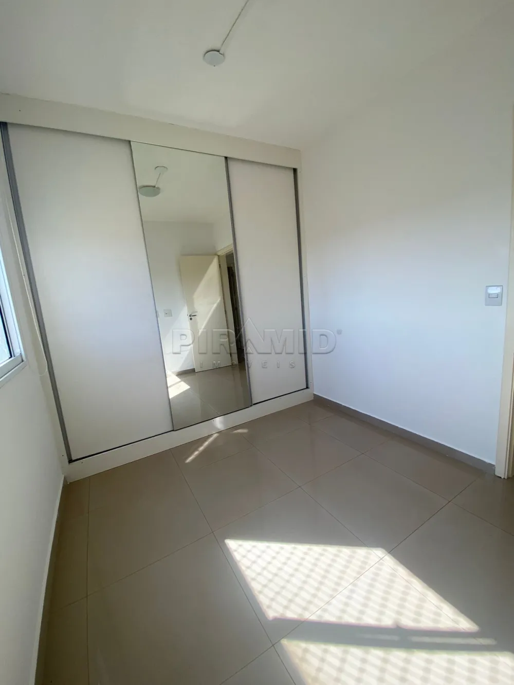 Alugar Apartamento / Padr&atilde;o em Ribeir&atilde;o Preto R$ 1.500,00 - Foto 4