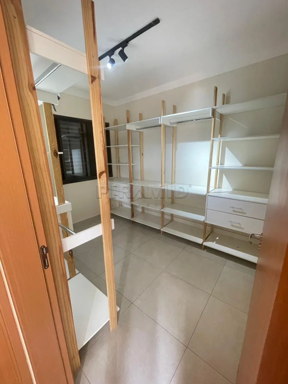 Alugar Apartamento / Padr&atilde;o em Ribeir&atilde;o Preto R$ 1.200,00 - Foto 2