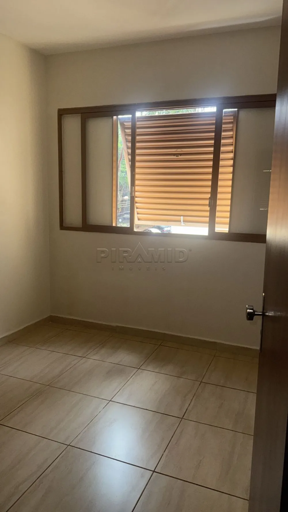 Alugar Apartamento / Padr&atilde;o em Ribeir&atilde;o Preto R$ 1.150,00 - Foto 4