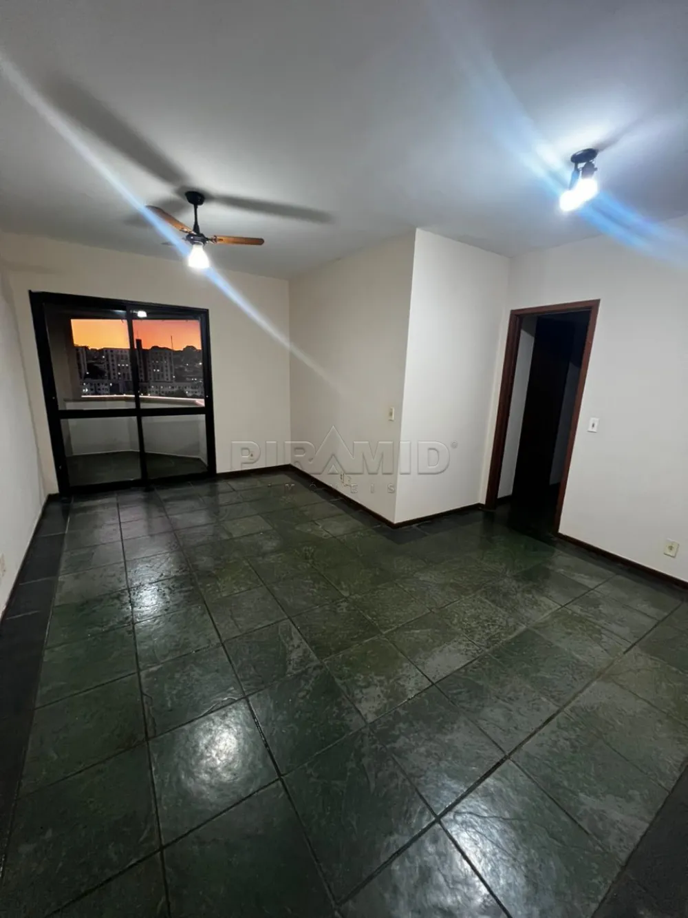 Alugar Apartamento / Padr&atilde;o em Ribeir&atilde;o Preto R$ 1.100,00 - Foto 1