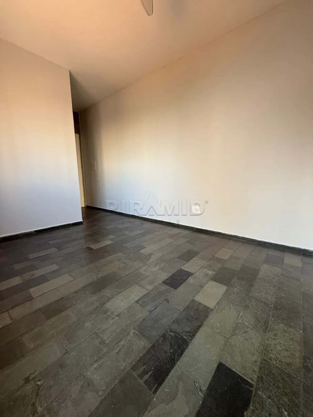 Alugar Apartamento / Padr&atilde;o em Ribeir&atilde;o Preto R$ 1.200,00 - Foto 2