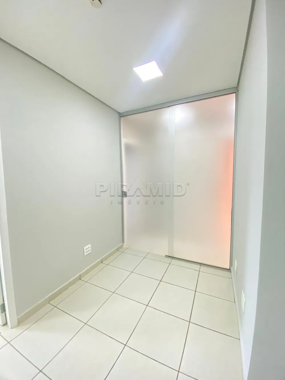 Alugar Comercial / Sala em Ribeir&atilde;o Preto R$ 3.700,00 - Foto 2