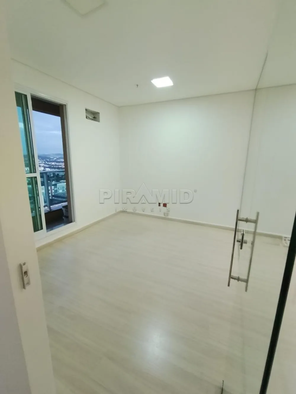Alugar Comercial / Sala em Ribeir&atilde;o Preto R$ 1.700,00 - Foto 1