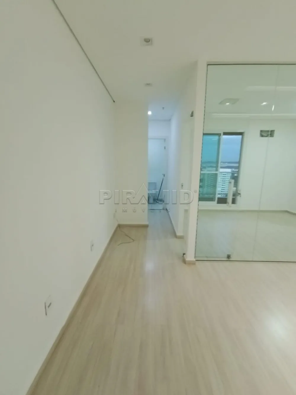Alugar Comercial / Sala em Ribeir&atilde;o Preto R$ 1.700,00 - Foto 2
