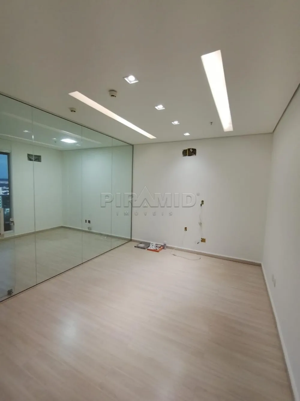 Alugar Comercial / Sala em Ribeir&atilde;o Preto R$ 1.700,00 - Foto 3