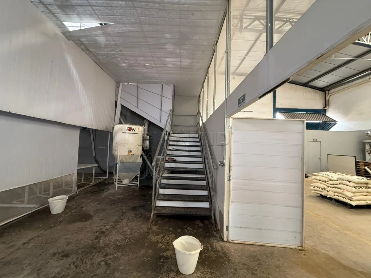 Alugar Comercial / Galp&atilde;o  Barrac&atilde;o em Ribeir&atilde;o Preto R$ 15.000,00 - Foto 4