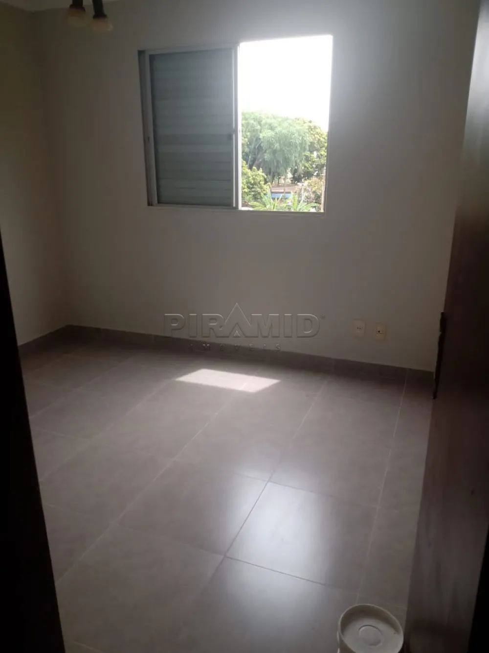 Alugar Apartamento / Padr&atilde;o em Ribeir&atilde;o Preto R$ 1.200,00 - Foto 4