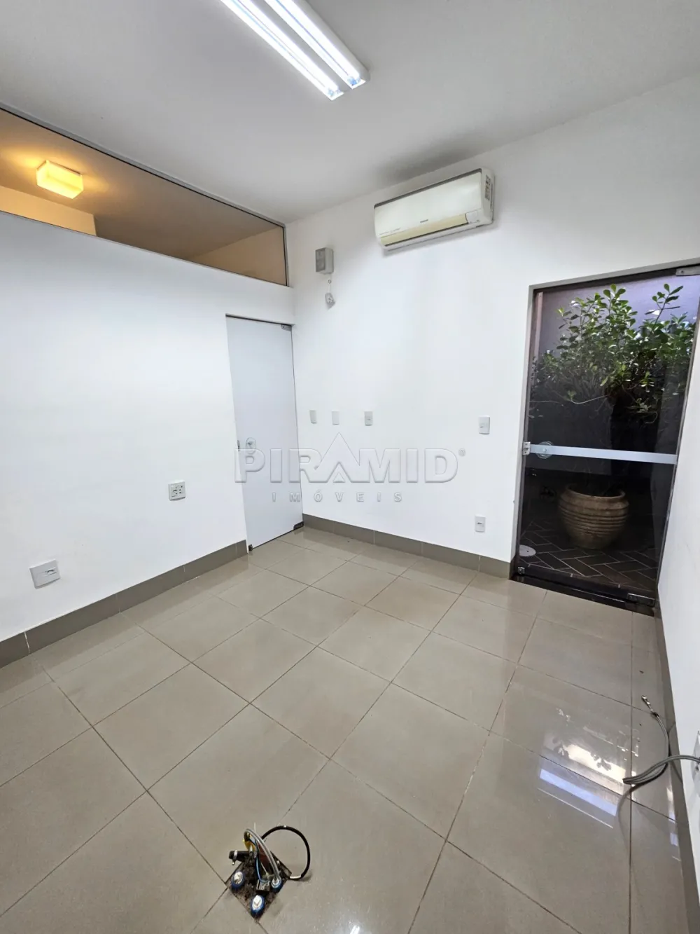 Alugar Comercial / Sala em Ribeir&atilde;o Preto R$ 1.200,00 - Foto 2