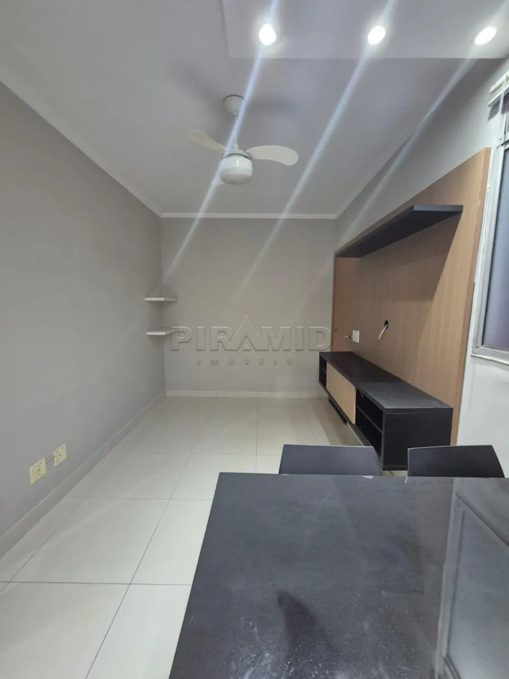 Alugar Apartamento / Padr&atilde;o em Ribeir&atilde;o Preto R$ 1.300,00 - Foto 2
