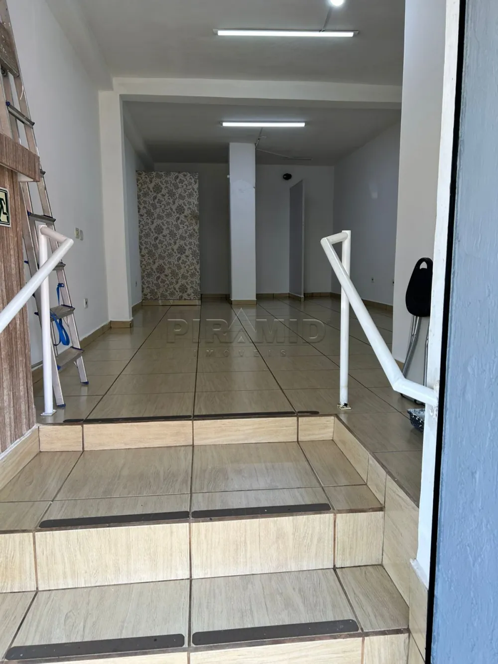 Alugar Comercial / Sal&atilde;o em Ribeir&atilde;o Preto R$ 2.850,00 - Foto 2
