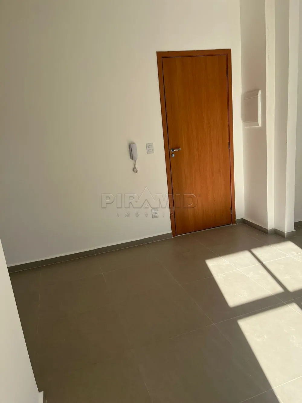Alugar Apartamento / Padr&atilde;o em Ribeir&atilde;o Preto R$ 1.200,00 - Foto 2