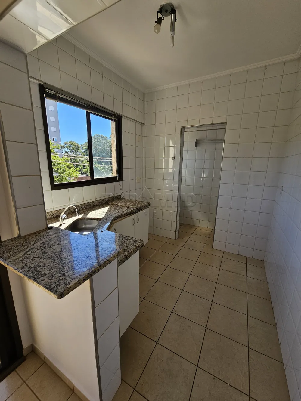 Alugar Apartamento / Padr&atilde;o em Ribeir&atilde;o Preto R$ 1.600,00 - Foto 4