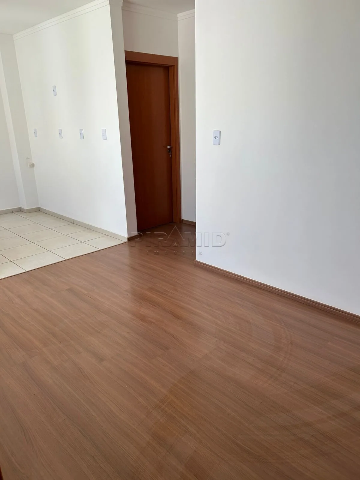 Alugar Apartamento / Padr&atilde;o em Ribeir&atilde;o Preto R$ 900,00 - Foto 1