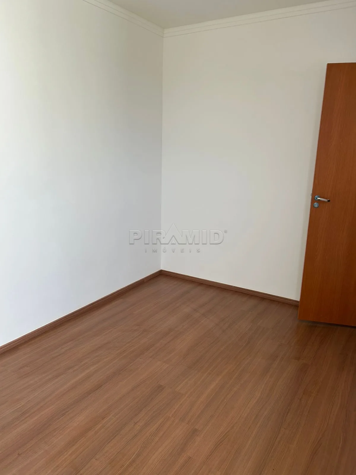 Alugar Apartamento / Padr&atilde;o em Ribeir&atilde;o Preto R$ 900,00 - Foto 2