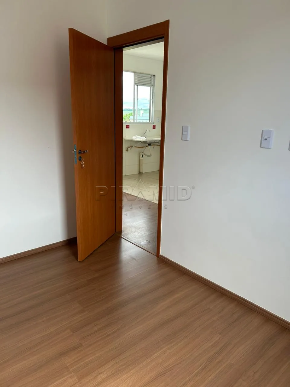 Alugar Apartamento / Padr&atilde;o em Ribeir&atilde;o Preto R$ 900,00 - Foto 4