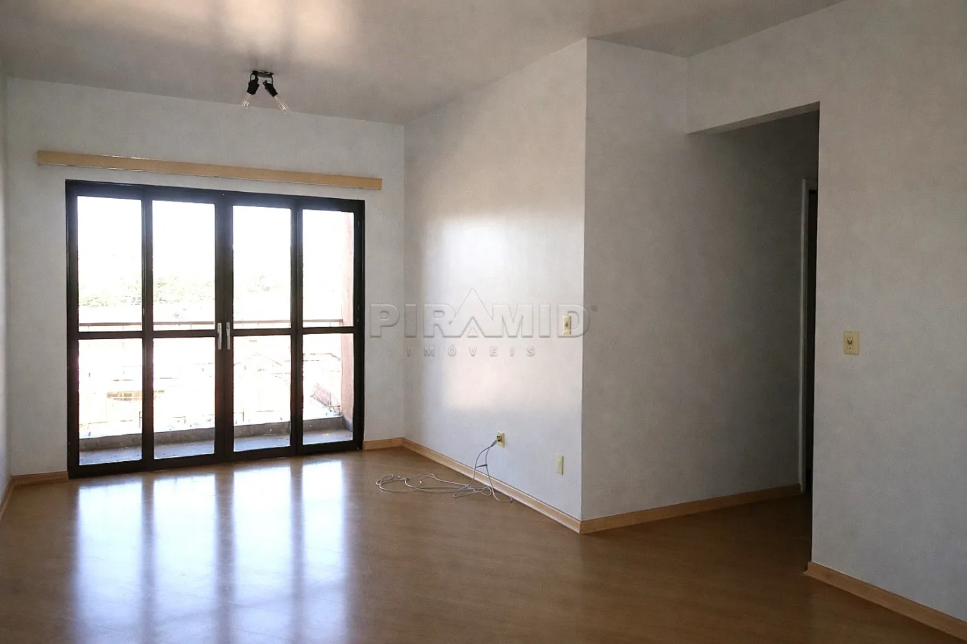 Alugar Apartamento / Padr&atilde;o em Ribeir&atilde;o Preto R$ 650,00 - Foto 2