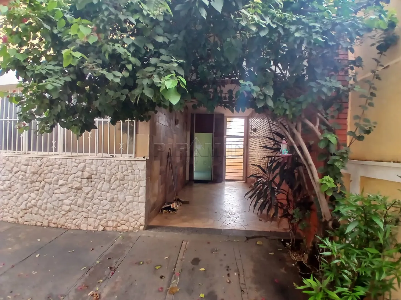 Alugar Casa / Padr&atilde;o em Ribeir&atilde;o Preto R$ 2.600,00 - Foto 1
