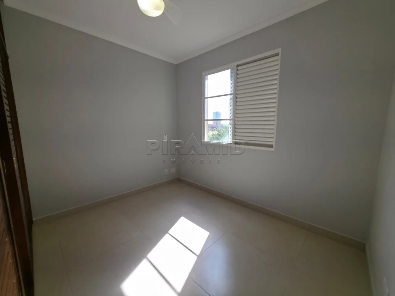 Alugar Apartamento / Padr&atilde;o em Ribeir&atilde;o Preto R$ 1.650,00 - Foto 17