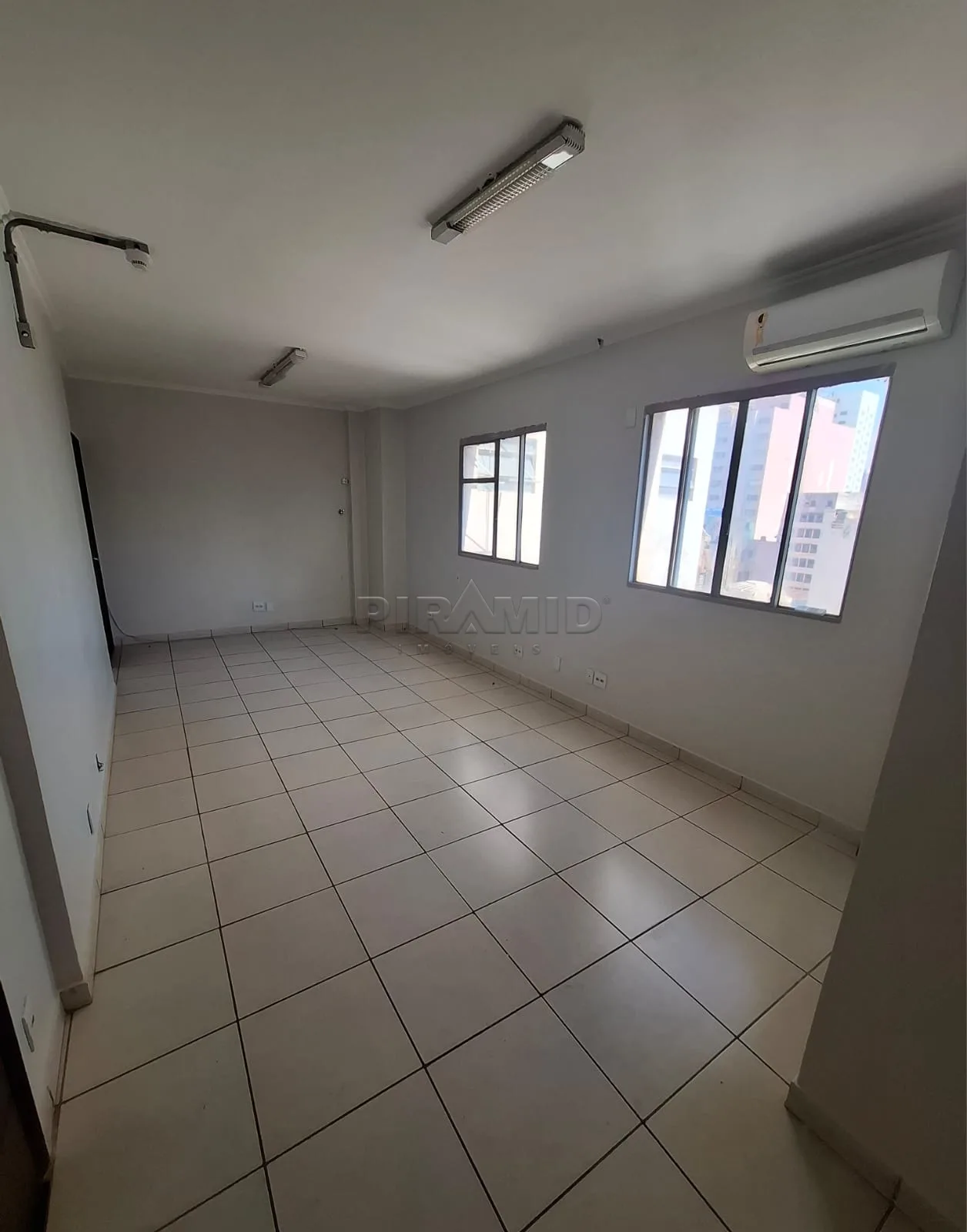 Alugar Comercial / Sala em Ribeir&atilde;o Preto R$ 1.400,00 - Foto 2