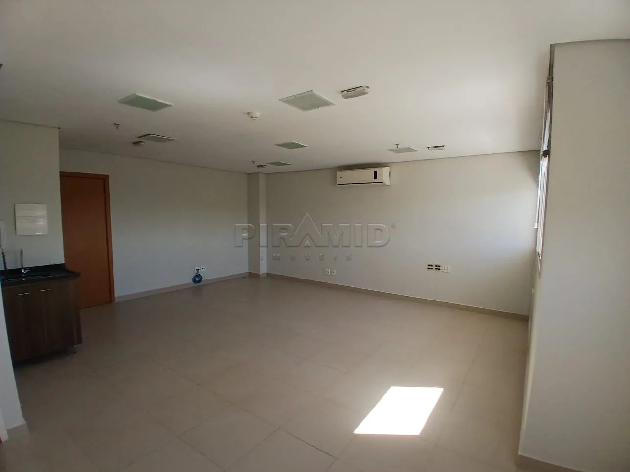 Alugar Comercial / Sala em Ribeir&atilde;o Preto R$ 2.000,00 - Foto 2
