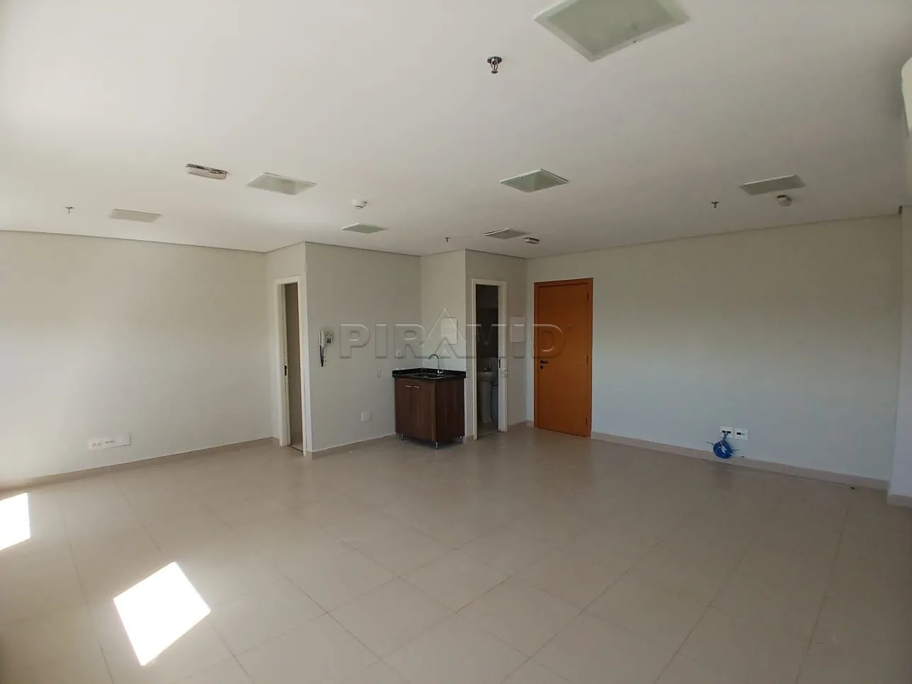 Alugar Comercial / Sala em Ribeir&atilde;o Preto R$ 2.000,00 - Foto 3