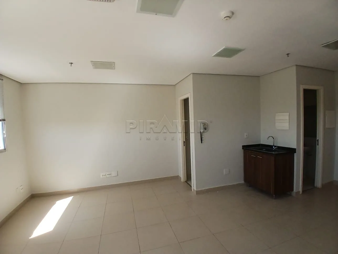 Alugar Comercial / Sala em Ribeir&atilde;o Preto R$ 2.000,00 - Foto 4