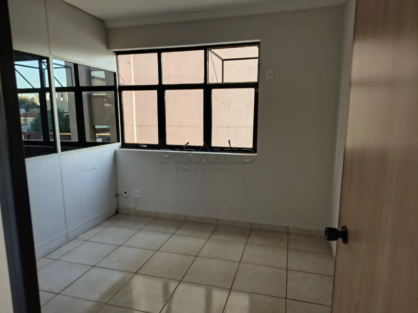Alugar Comercial / Sala em Ribeir&atilde;o Preto R$ 1.400,00 - Foto 2