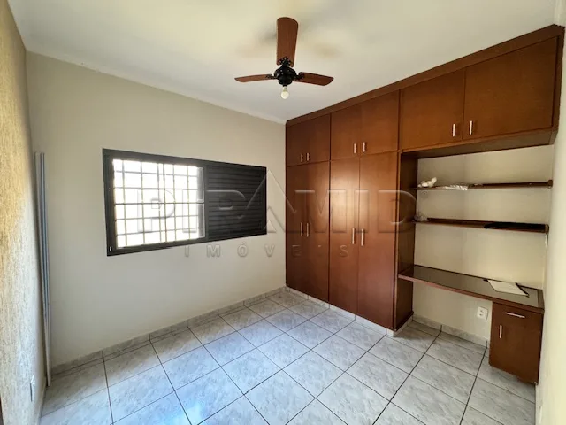 Alugar Casa / Padr&atilde;o em Ribeir&atilde;o Preto R$ 1.300,00 - Foto 4