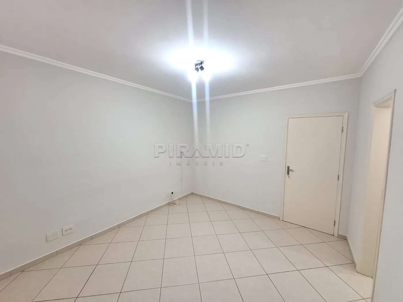 Alugar Comercial / Sala em Ribeir&atilde;o Preto R$ 750,00 - Foto 4