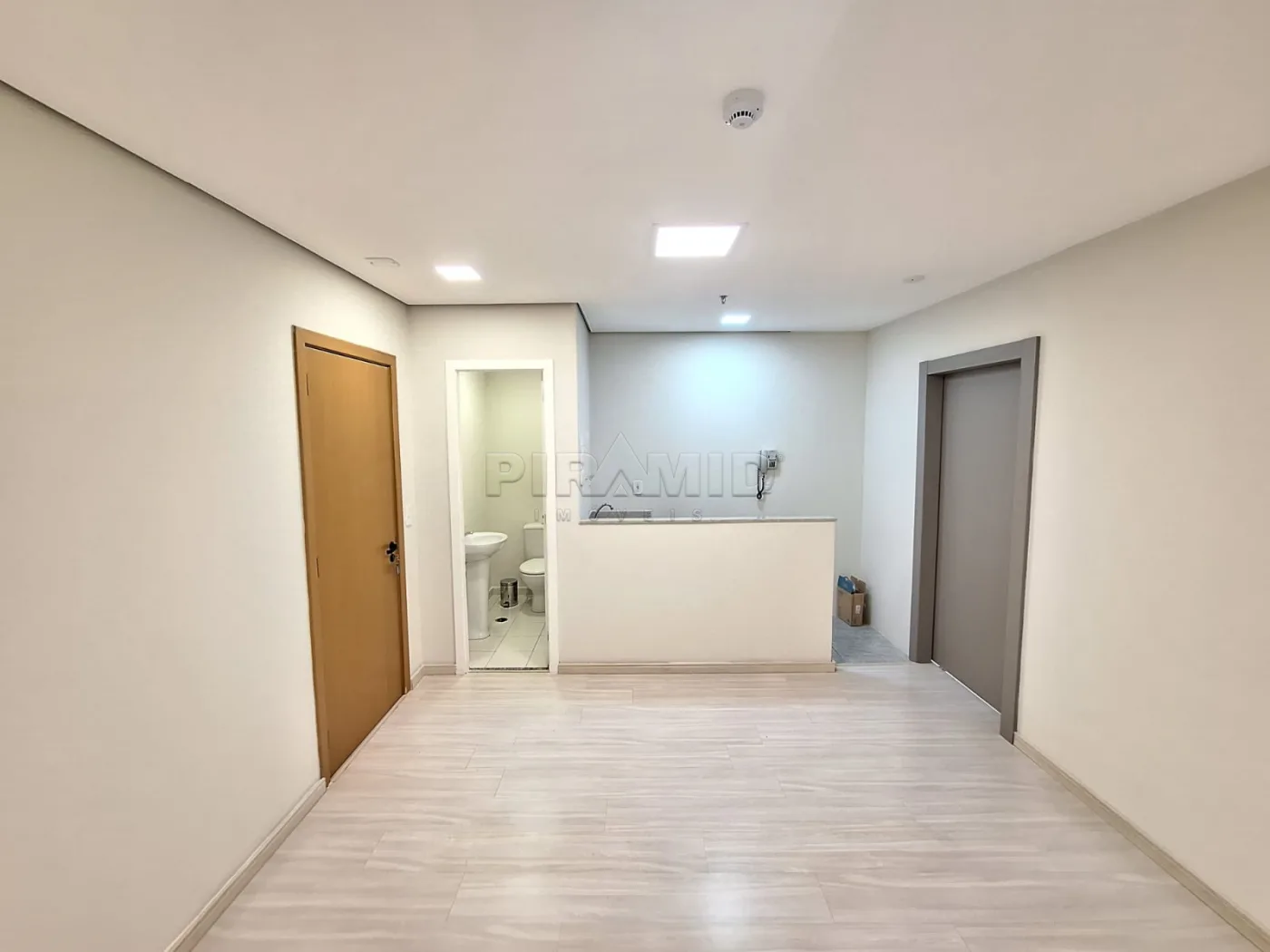 Alugar Comercial / Sala em Ribeir&atilde;o Preto R$ 2.300,00 - Foto 3