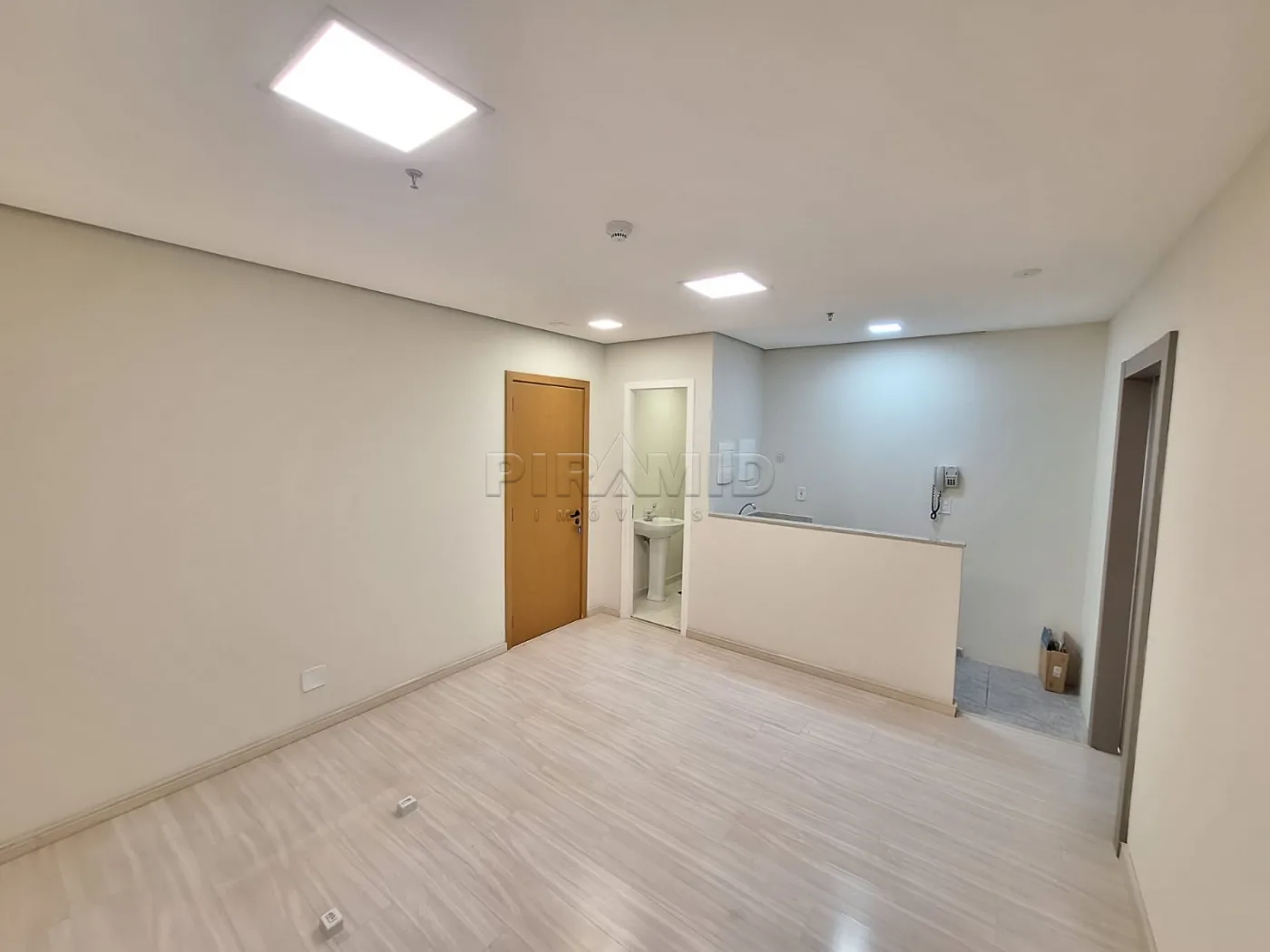 Alugar Comercial / Sala em Ribeir&atilde;o Preto R$ 2.300,00 - Foto 4