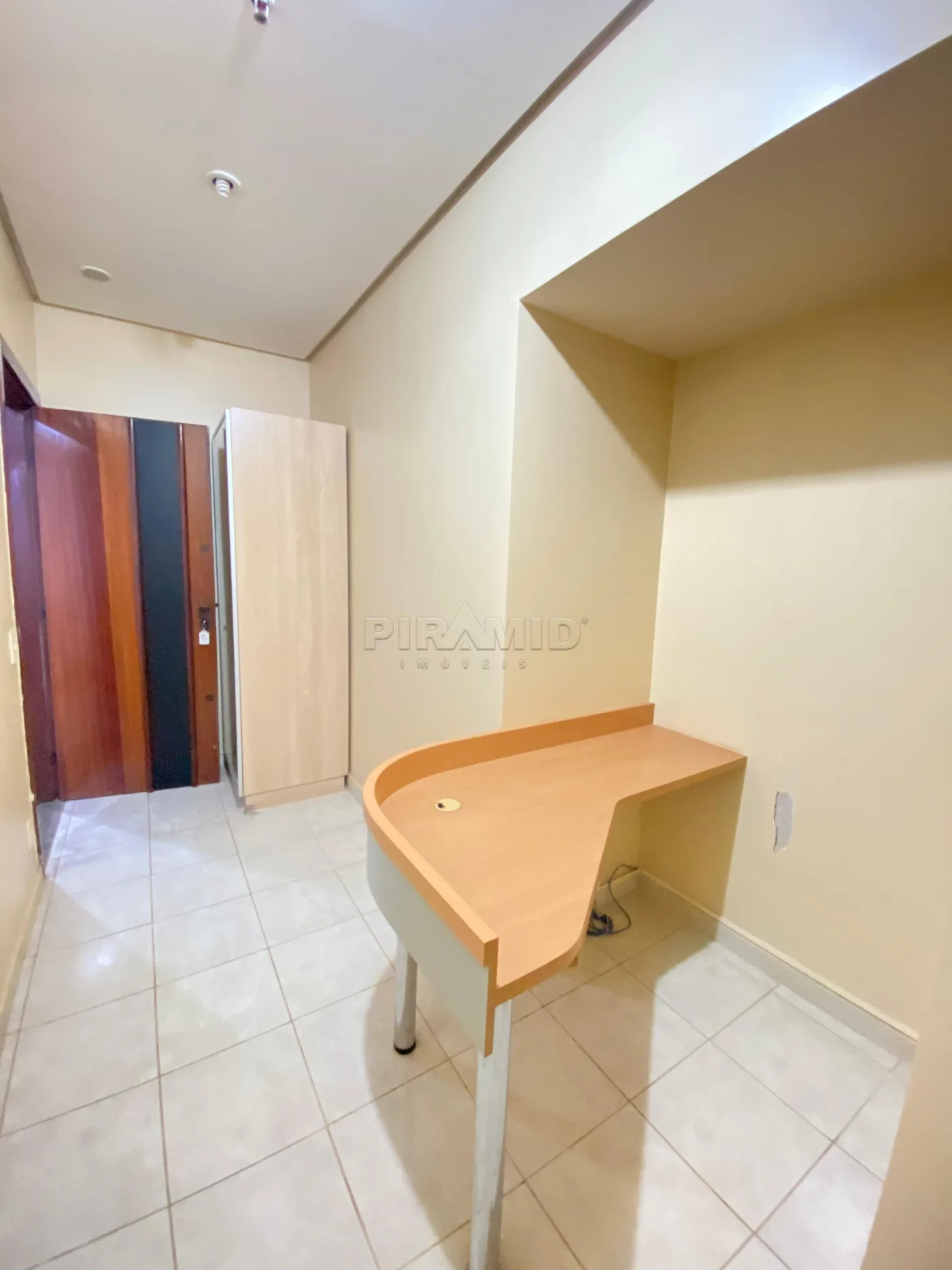 Alugar Comercial / Sala em Ribeir&atilde;o Preto R$ 1.500,00 - Foto 1