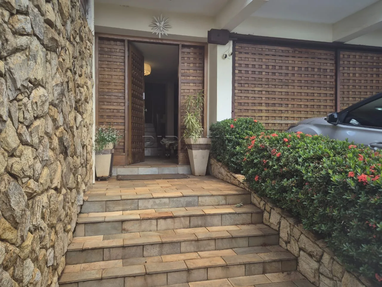 Alugar Casa / Padr&atilde;o em Ribeir&atilde;o Preto R$ 36.000,00 - Foto 1