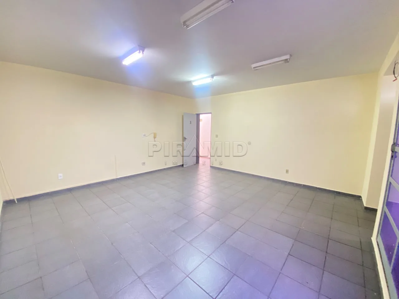 Alugar Comercial / Sala em Ribeir&atilde;o Preto R$ 700,00 - Foto 2
