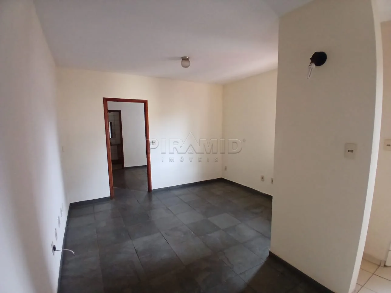 Alugar Apartamento / Padr&atilde;o em Ribeir&atilde;o Preto R$ 750,00 - Foto 1